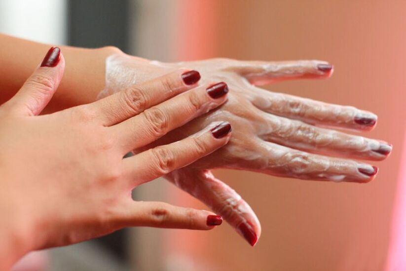 nanošenje kreme na ruke za podmlađivanje kože